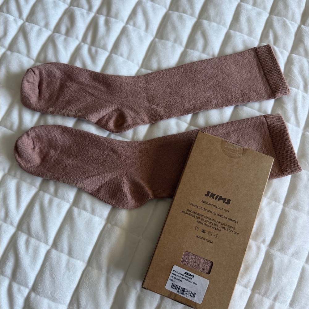 Skims Women’s Crew Socks in Sienna